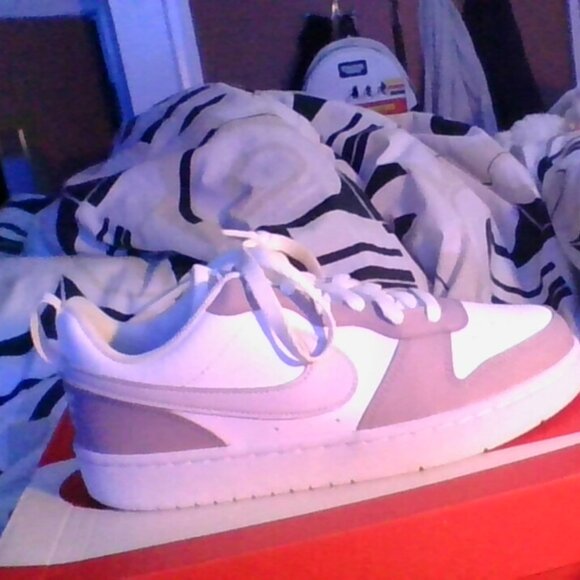 Nike - Picture 4 of 6